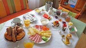Jedlo v ubytovaní bed & breakfast alebo blízkom okolí