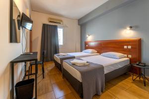 Un pat sau paturi într-o cameră la Stalis Hotel
