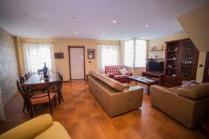 TV a/nebo společenská místnost v ubytování Casa Morazón Fontán Sada