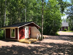 a small cabin in the middle of a forest at Mäentaustan aitat in Janakkala +15 photos