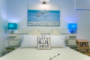 ein Schlafzimmer mit einem Bett mit Vögeln, die in der Luft fliegen in der Unterkunft Villa Casafina Serviced Apartments in Mangalia
