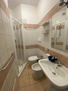 Kylpyhuone majoituspaikassa Palau City Hotel