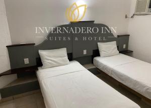 Postel nebo postele na pokoji v ubytování Invernadero Inn