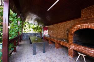 ドゥボバにあるCasa Cameliaのレンガ造りのパティオ(テーブル、レンガ造りの暖炉付)