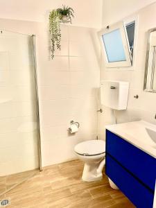 La salle de bains est pourvue de toilettes, d'un lavabo et d'une douche. dans l'établissement Beautiful Apartment in Kibbutz Yifat, à Yif‘at
