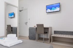 una habitación de hospital con mesa y sillas en Salaqua Bed and Breakfast, en Torre Mozza