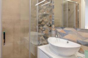 a bathroom with a white sink and a shower at Salaqua Bed and Breakfast in Torre Mozza