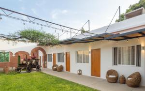 an external view of a house with a patio with a lawn at ArcoSodi Hotel Boutique in Oaxaca City