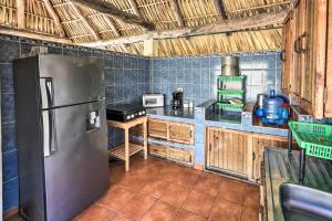 Una cocina o zona de cocina en Guatemala Beachfront Villa with Direct Beach Access!