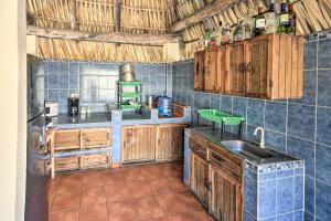 Kitchen o kitchenette sa Guatemala Beachfront Villa with Direct Beach Access!