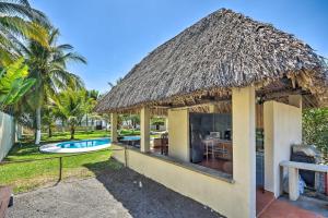 สระว่ายน้ำที่อยู่ใกล้ ๆ หรือใน Guatemala Beachfront Villa with Direct Beach Access!