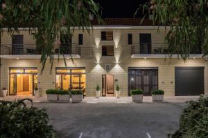 een wit bakstenen gebouw met een parkeerplaats bij B&B Villa Bisceglia in Monte SantʼAngelo