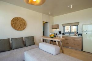 een woonkamer met een bank en een tafel bij Salvia Luxury Collection Suites in Skalotí