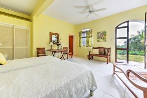 Rúm í herbergi á Nevis Home with Pool, Stunning Jungle and Ocean Views!