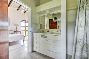 Baðherbergi á Nevis Home with Pool, Stunning Jungle and Ocean Views!