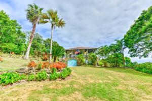 גינה חיצונית ב-Nevis Home with Pool, Stunning Jungle and Ocean Views!