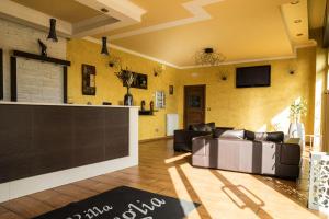 - un salon avec un canapé et un bar dans l'établissement B&B Villa Bisceglia, à Monte SantʼAngelo