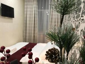 莫斯科的住宿－索羅特爾迷你酒店，一间卧室配有一张带圣诞装饰的床。