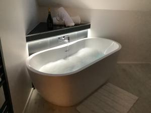 Ένα μπάνιο στο Little London Bed & Breakfast and Glamping pod