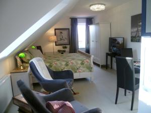 a bedroom with a bed and a desk and chairs at Studio SAVOIR & VIVRE Adults Only - Anno 2021 - in Garding