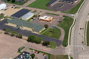 an overhead view of a street with a parking lot at Quality Inn in Mitchell