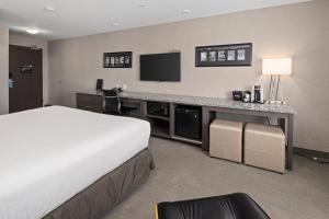 TV i/ili multimedijalni sistem u objektu Home Inn & Suites Saskatoon South