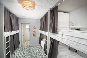 Divstāvu gulta vai divstāvu gultas numurā naktsmītnē Bungalows Hostel