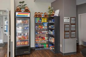 um frigorífico e prateleiras cheias de alimentos e bebidas em Home Inn & Suites Regina Airport em Regina