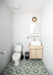 ein Bad mit einem WC und einem Waschbecken in der Unterkunft Bungalows Hostel in Las Vegas