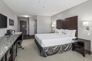 Ένα ή περισσότερα κρεβάτια σε δωμάτιο στο Home Inn & Suites Regina Airport +23 φωτογραφίες