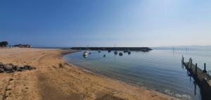 Llandrillo-yn-RhôsにあるHarbour Viewの海上のボートが数隻あるビーチ