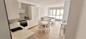 A kitchen or kitchenette at Cozy White Home in Getxo