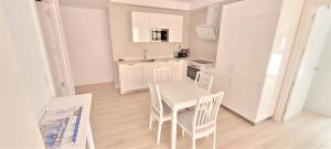 A kitchen or kitchenette at Cozy White Home in Getxo