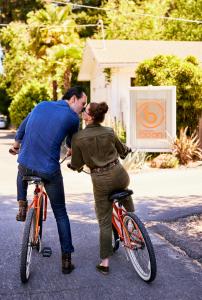 un hombre y una mujer montando bicicletas por una calle en boon hotel + spa - adults only, en Guerneville