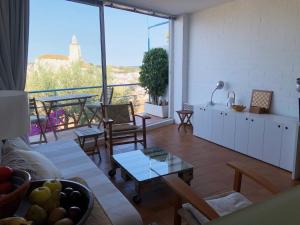a living room with a couch and a table at Apartamento con vistas al mar in Cadaqués