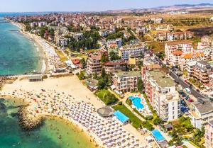 una vista aérea de una playa con sombrillas y el océano en Silver Studio Ravda en Ravda