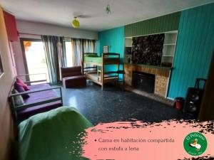um quarto com uma sala de estar com lareira em "El Pelícano" Hostal em Maldonado