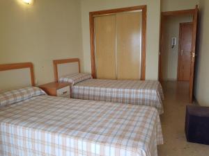 pokój z 2 łóżkami w pokoju w obiekcie Don Miguel 1-Fincas Benidorm w mieście Benidorm
