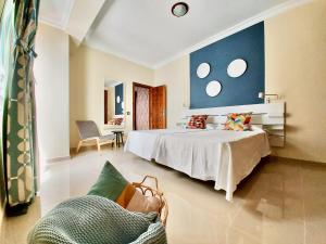 - une chambre avec un grand lit et une table dans l'établissement AROMAS Suites Attic, à Puerto de la Cruz