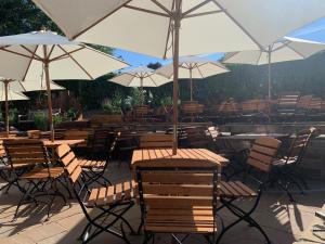 The Malthouse في هاليفاكس: مجموعة طاولات وكراسي مع مظلات