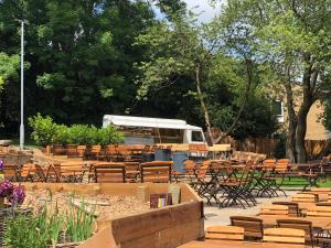 een groep tafels en stoelen en een busje bij The Malthouse in Halifax