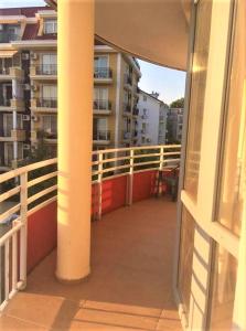 uma varanda com vista para um edifício em Central Plaza Apartment em Sunny Beach