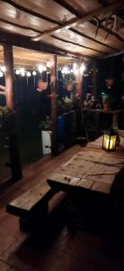 ビャウォヴィエジャにあるOlsikの木製テーブルと照明付きの暗い部屋