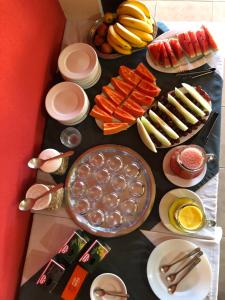 una mesa cubierta con platos de comida y fruta en Pousada Palma Chalés, en Monte Verde 22 fotos más