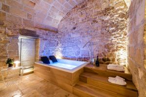 Een badkamer bij Tre Archi Suite & Relais