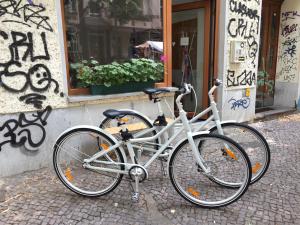 una bicicletta bianca parcheggiata di fronte a un edificio di Minimal Hostel No 41 a Berlino