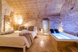 Een bed of bedden in een kamer bij Tre Archi Suite & Relais
