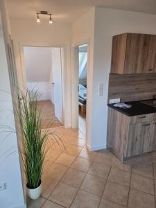 1 dormitorio y sala de estar con escritorio. en Oberdeck, en Neuharlingersiel