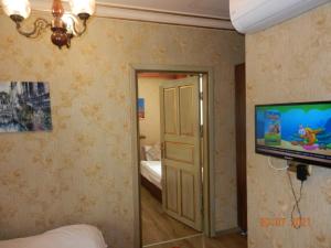 Habitación con TV y dormitorio con cama. en Royal Suites Sultanahmet, en Estambul