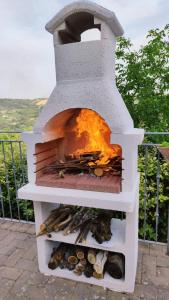 einen Steinofen mit einem Feuer darin in der Unterkunft Casa delle Noci b&b in Rosora